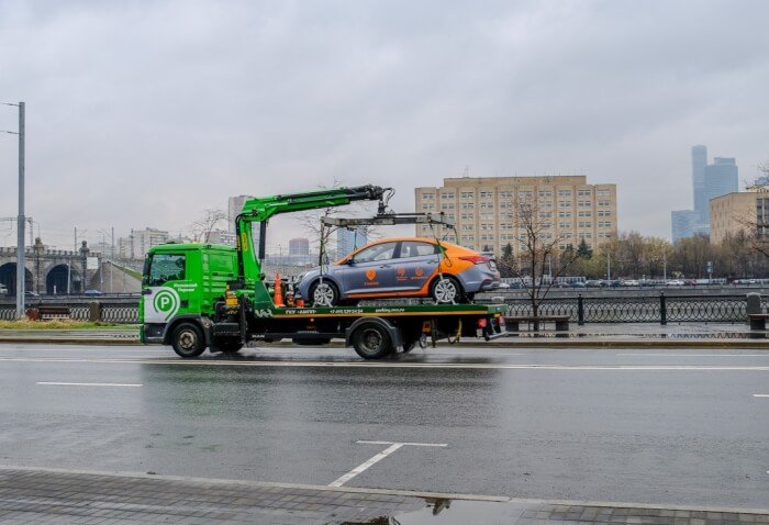 Делимобиль на эвакуаторе